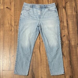 American Eagle Outfitters Light Wash High-Rise Mom Jean